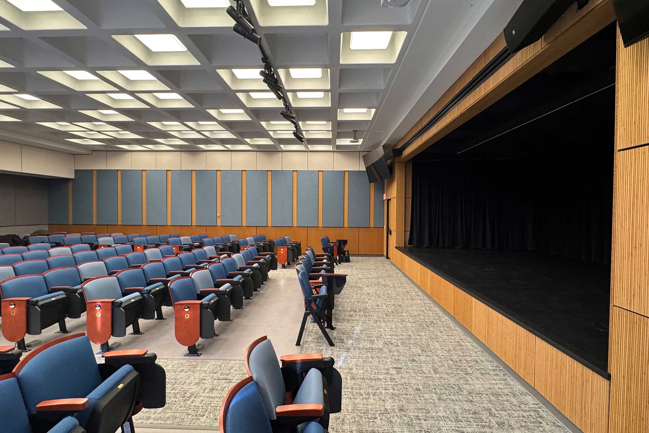 Hofstra University Axinn Library Cultural Center Theater. Photo by MAD Architects